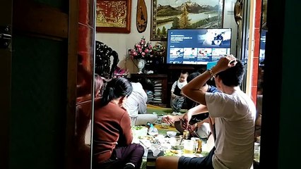 Bữa cơm Tất niên cuối năm lần đầu tiên đại gia đình nhà tôi với được đông đủ cả nhà