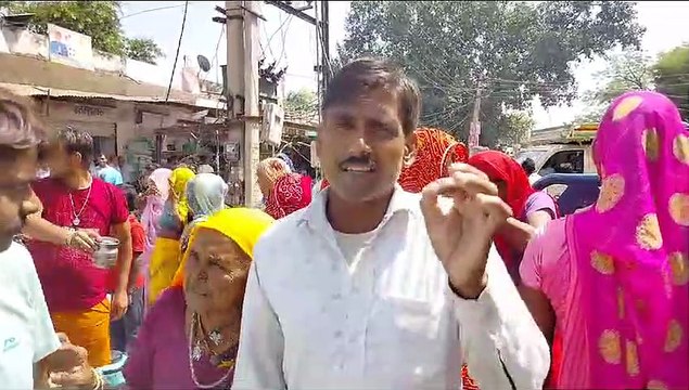 स्मार्फ फोन नहीं मिलने पर फूटा गुस्सा, आक्रोशित महिलाओं ने लगाया जाम...देखें वीडियो