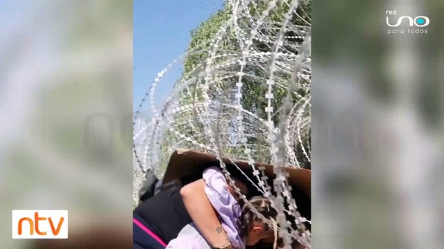 Familia venezolana cruza a su bebé entre alambres de púas la frontera entre México y Estados Unidos