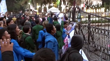 Massa Lempar Bom Molotov dan Flare ke Dalam Gedung Sate, Ini Tuntutannya