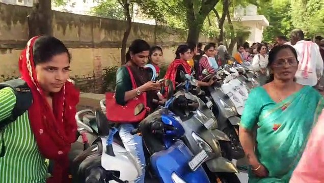 8 घंटे के इंतजार के बाद छात्राओं को मिली स्कूटी की चाबी,देखे वीडियो