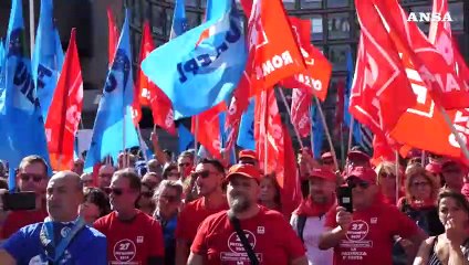 Lavoratori Rsa in sciopero: "Eravamo gli eroi del Covid, ora siamo invisibili"