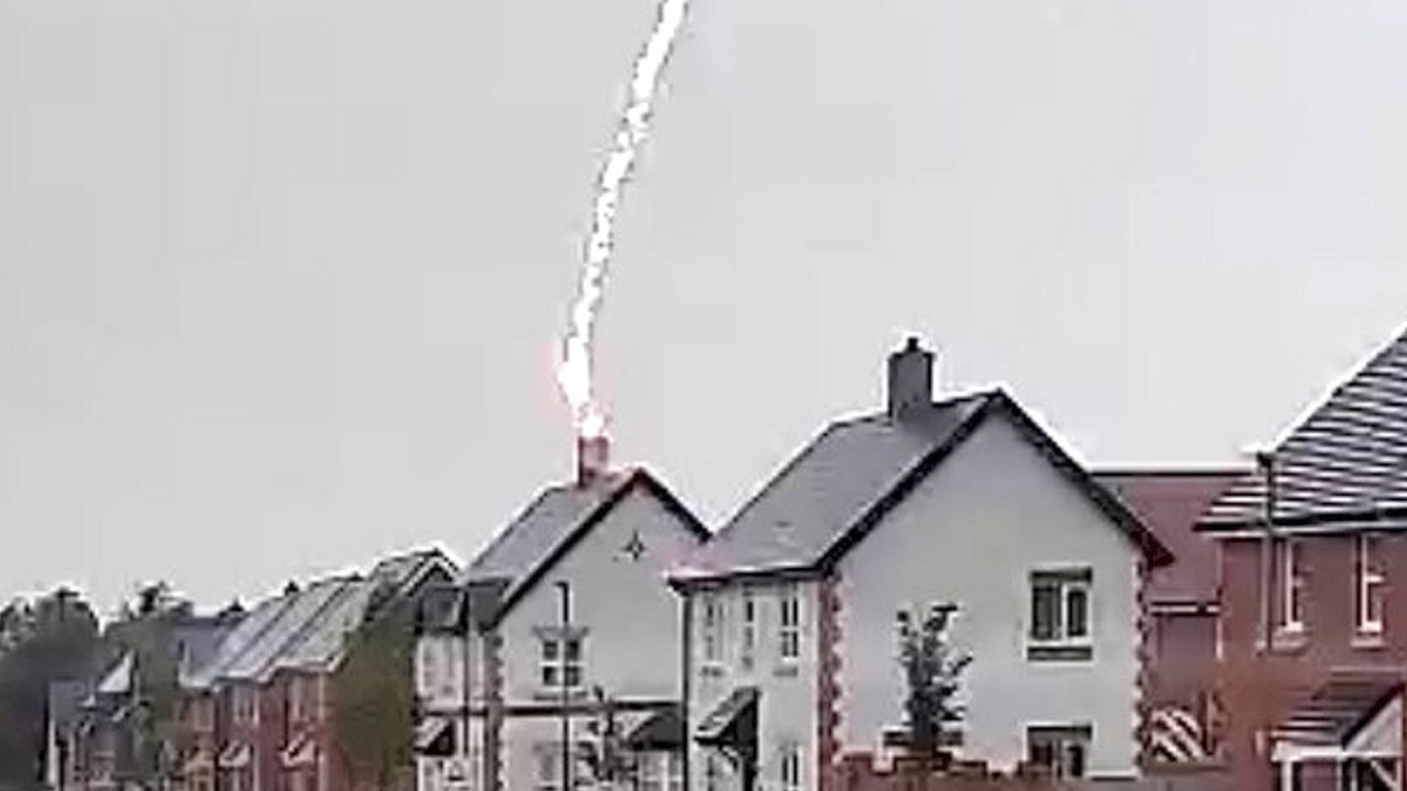 Lightning Bolt Strikes House and DESTROY ROOF