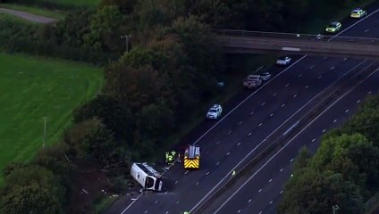 İngiltere'de okul otobüsü bariyerlere çarpıp devrildi: 50 öğrenci yaralı