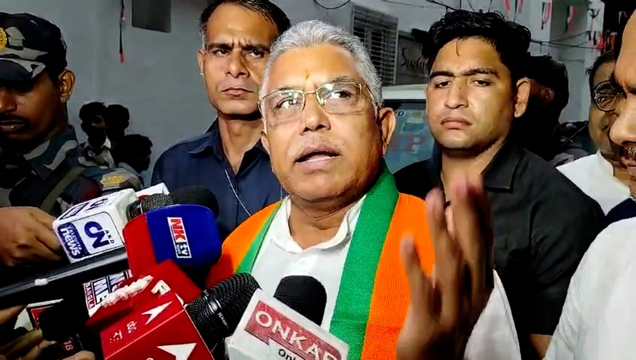 পশ্চিমবঙ্গের লোক দিল্লি গিয়ে দেখে আসুক উন্নয়ন কাকে বলে: দিলীপ | Oneindia Bengali