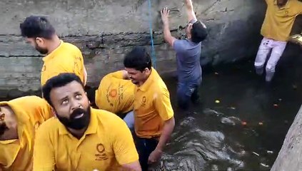 SURAT VIDEO/ नहरों में अर्ध विसर्जित 2500 से अधिक प्रतिमाओं का पुन:विसर्जन