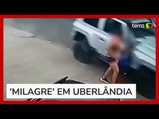 Mãe e filho escapam por pouco de serem atingidos por carro desgovernado em MG
