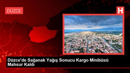 Düzce'de Sağanak Yağış Sonucu Kargo Minibüsü Mahsur Kaldı