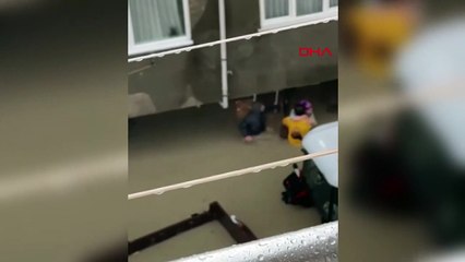 Une femme bloquée à cause des inondations à Arnavutköy a été secourue par ses voisins
