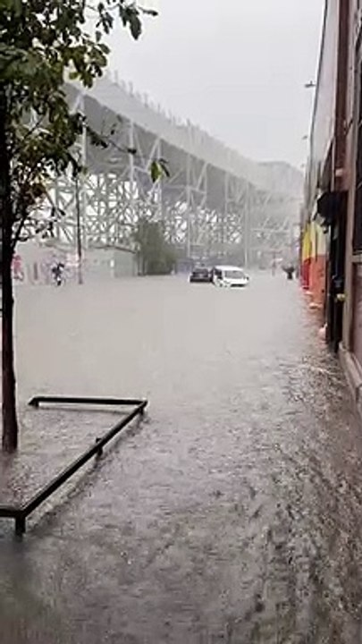 Inondations majeures à Brooklyn le 29 septembre 2023.  Les trains sont fermés et le seul moyen de sortir de la gare est par là.