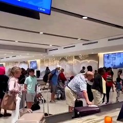 Soğukkanlı kadın herkesin gözü önünde düşen kulaklığı böyle çaldı