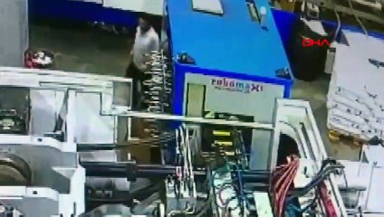 L'ouvrier qui s'est retrouvé coincé dans la presse à cause d'une distraction a perdu la vie ! Ces moments sont filmés