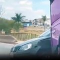 Vídeo: carro é arrastado por caminhão após acidente no Anel Rodoviário