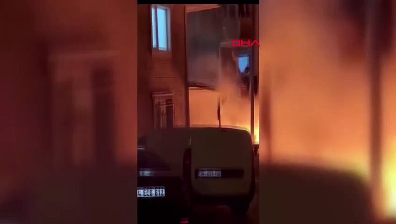 Des véhicules transformés en cendres suite à l'incendie de vieux vêtements à Esenyurt