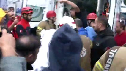 Le mur de soutènement s'est effondré à cause de la pluie à Pendik, des moments de panique filmés
