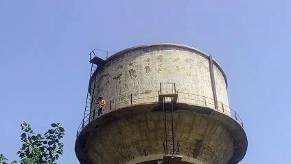 मुआवजा दिलाने की मांग पर पेयजल टंकी पर चढ़ा बुजुर्ग