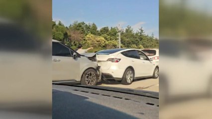 남해고속도로 3중 이어 8중 추돌...차량 통행 큰 불편 / YTN