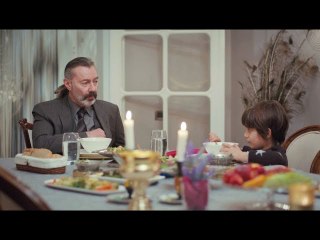 Mujer - Nezir sonríe y parece hum@no al lado de Doruk