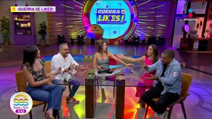 Gato se pone rudo con perritos peleoneros