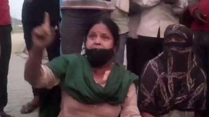 प्रतापगढ़: नौकरी से निकाले जाने से आहत महिलाओं ने दिया धरना