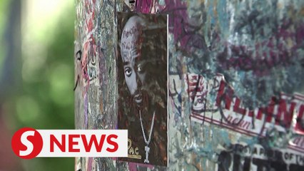 Fans pay tribute to Tupac after murder suspect's arrest