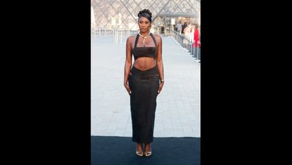 Ventre à l'air et collier serpent, l'égérie Lancôme impose son style face à Penélope Cruz