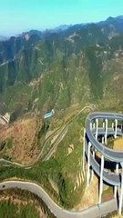 Take a look at the Tianlongshan Highway in Taiyuan, Shanxi, which is famous for its shape that looks like a roller coaster  道がまるでジェットコースターのようだ