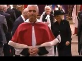 Camilla glisse dans l'église de Cardiff alors que la reine consort se bat contre un orteil cassé –