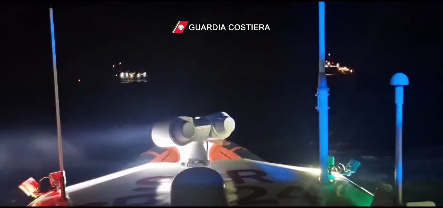 Soccorso a traghetto Guardia Costiera per incendio