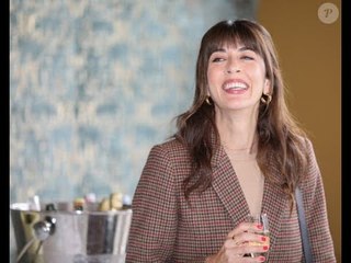 elle dévoile ses sublimes jambes dans un look automnal canon