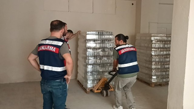 Bir kamyon gazozla kayıplara karıştı, otel odasında keyif yaparken yakalandı