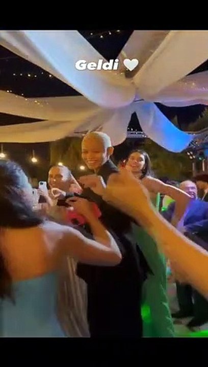 Melissa Vargas ve Zehra Güneş'ten milli voleybolcunun düğününe damga vuran Erik Dalı performansı