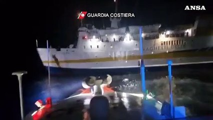 Скачать видео: Incendio su un traghetto a Lampedusa, evacuati passeggeri e migranti