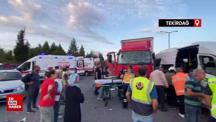 Otoyolda yolcu minibüsüyle kamyon çarpıştı
