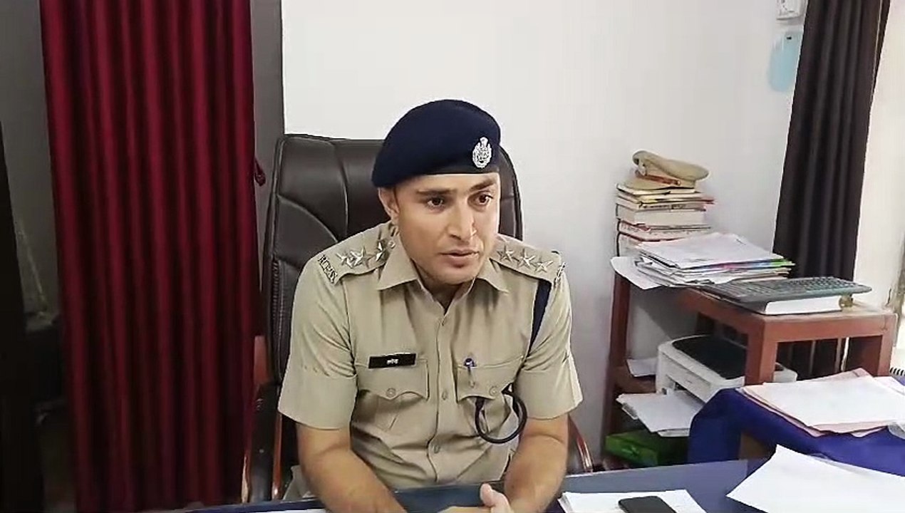 VIDEO: अवैध देशी कट्टे एवं कारतूस के साथ युवक ग...