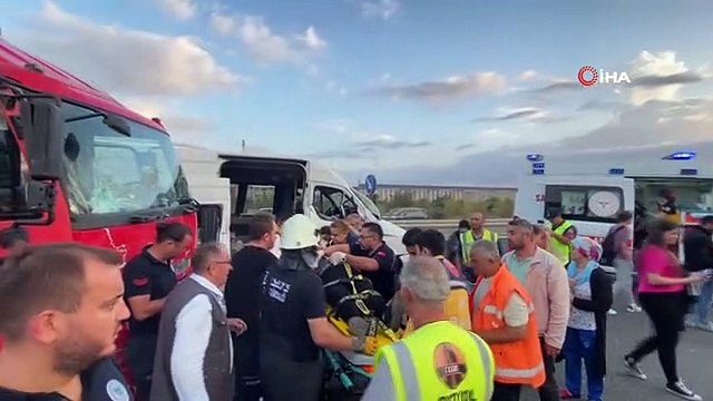 Otoyolda yolcu minibüsüyle kamyon çarpıştı: 6 yolcu yaralı