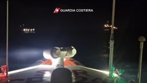 Incendio su un traghetto a Lampedusa, evacuati passeggeri e migranti