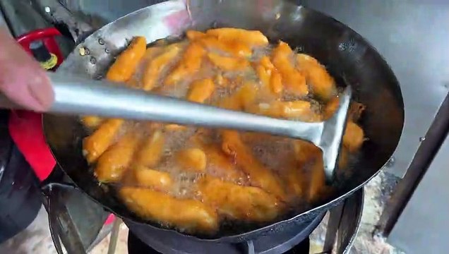 Banana Pakora in Malaysia - Street Vendor Selling Banana Pakoras - Mubashir Saddique - Village Food_2