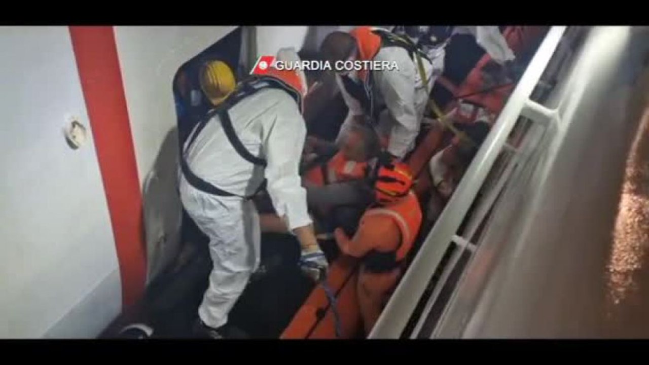 Incendio su un traghetto, la Guardia Costiera salva i passeggeri