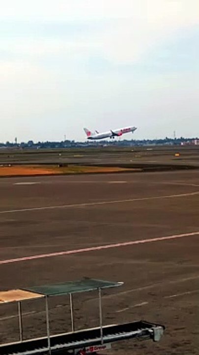 Pesawat Lion Air Airbus A320 Take Off