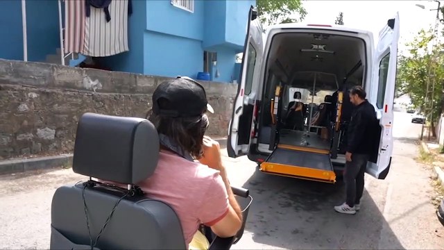 200 véhicules alimentés par batterie ont été rassemblés avec des citoyens handicapés dans le besoin à Tuzla