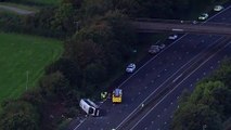 Un bus scolaire s'est écrasé contre des barrières et s'est renversé en Angleterre : 50 élèves blessés