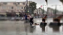 Prière du vendredi sous une forte pluie à Istanbul