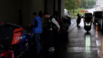 Fortes pluies à Istanbul pour les motards difficiles