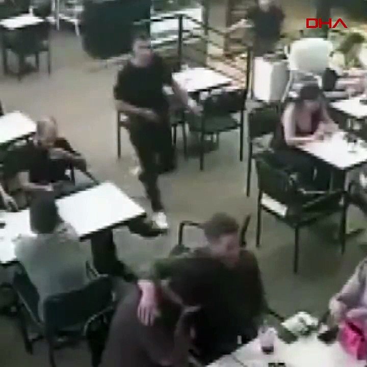Kafede otururken sırtından vuruldu