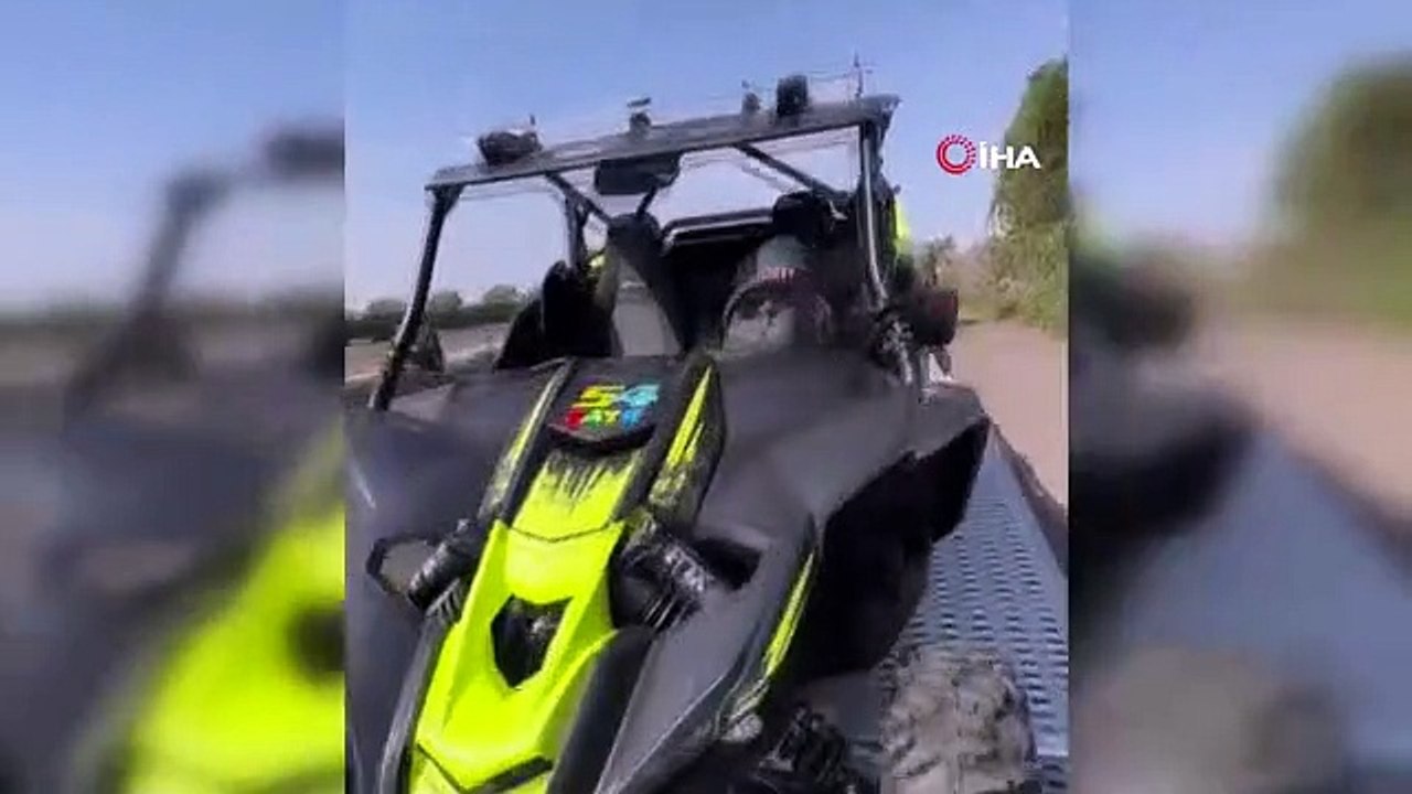 Zayn Sofuoğlu, 4 ans, a chargé des véhicules tout-terrain dans un camion géant