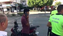 Une moto s'est écrasée dans un véhicule de tourisme à Antalya ! Il a demandé à la police de la circulation de faire croire qu'il était à l'origine de l'accident.