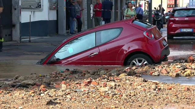 Milano, allagamento in piazza Bettini: si apre voragine e un'auto finisce dentro