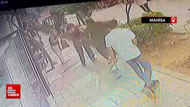 Yolda yürüyen anne kız ve köpekleri pitbull cinsi köpeğin saldırısına uğradı