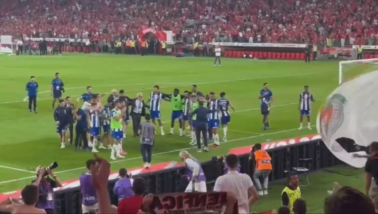 Imagens mostram momento em que elemento do FC Porto é atingido com isqueiro após jogo com Benfica